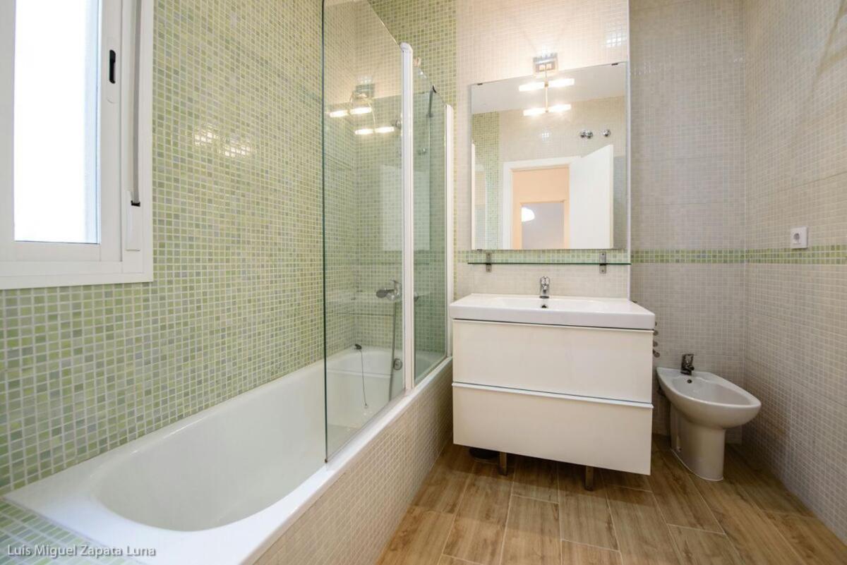 Pelicano Seville Apartments Bagian luar foto